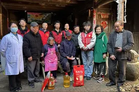 潮声丨十年如一日，他们为大山里这群老人当“修脚工”图片