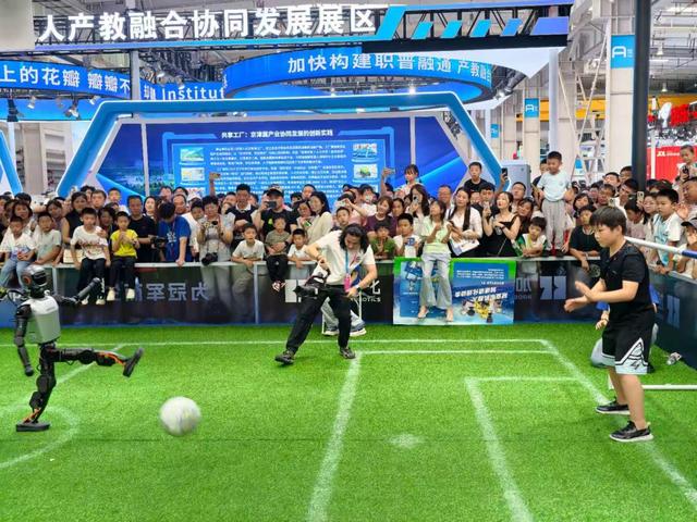 2025世界机器人大会，小朋友们开启“机”遇之旅
