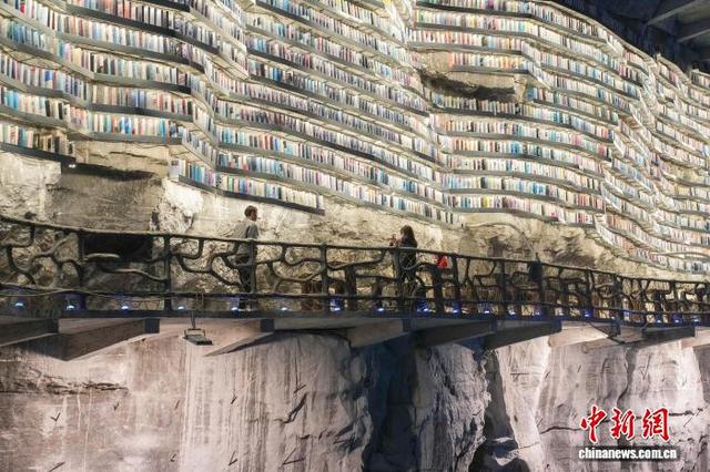 探秘“地心入口”  游客“打卡”广西罗城网红悬崖书店