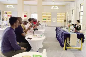 老山国际春茶节开幕 中外记者探访茶山茶厂图片