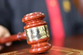 判了！男子醉酒后掰断8辆汽车的后视镜图片