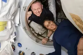 终于回来了！滞留太空超9个月，美宇航员抵地球画面首曝光！曾承认健康出问题图片