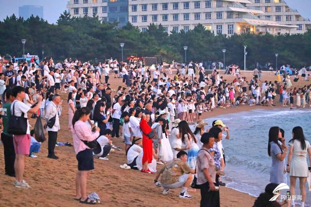 日照：人潮占领海岸线！市民游客齐聚灯塔景区