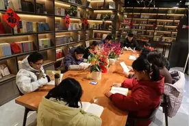 90后班主任业余时间带学生“泡书店”引热议 有学生读书后下决心做事不能轻易气馁图片