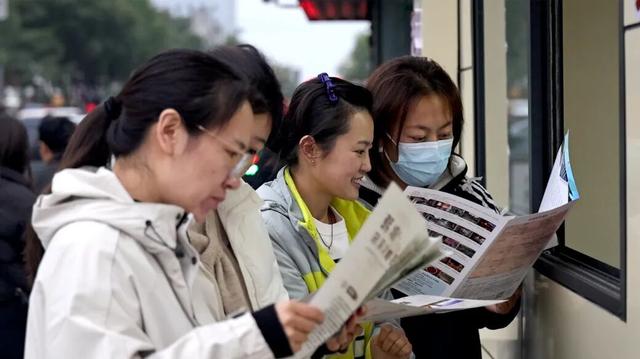 站前广场新盖一座小亭子，秋日出游更丝滑～