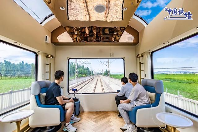 全景大窗、渐变涂装，超火旅游列车近期每天开行！