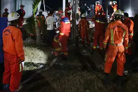 中国云南救援医疗队在废墟下成功救出一人图片