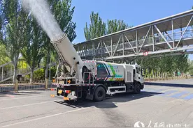 呼和浩特市积级应对杨柳飞絮 维护城市环境图片