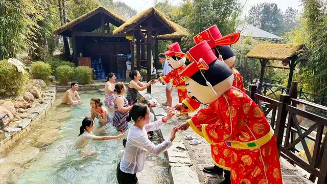 马上游湖北|咸宁一池温泉泡热“朋友圈”，外国友人穿着汉服泡青砖茶