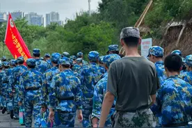 东莞城市学院5000余新生开展10公里军训拉练图片