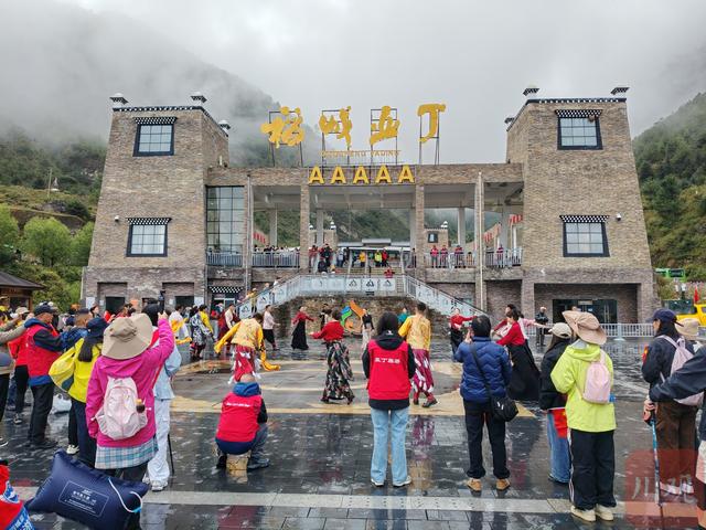 游客流量再破百万！稻城亚丁靠什么赢得青睐？