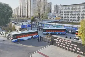 多辆公交直接开进阜阳城郊中学！为啥事？图片