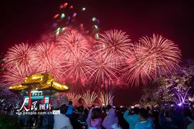 江苏无锡：璀璨烟花耀太湖图片