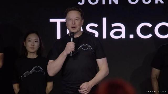 马斯克耐心告急，特斯拉驶向“无人区”