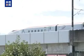 日本一新干线列车高速行驶途中两节车厢分离，未造成人员伤亡图片