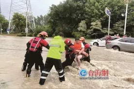 连日暴雨漳州多地出现严重积水  路面成“汪洋” 多人被困车中图片