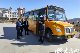 邹城市行政审批服务局持续完善“校车直通车”服务 助力开学季图片
