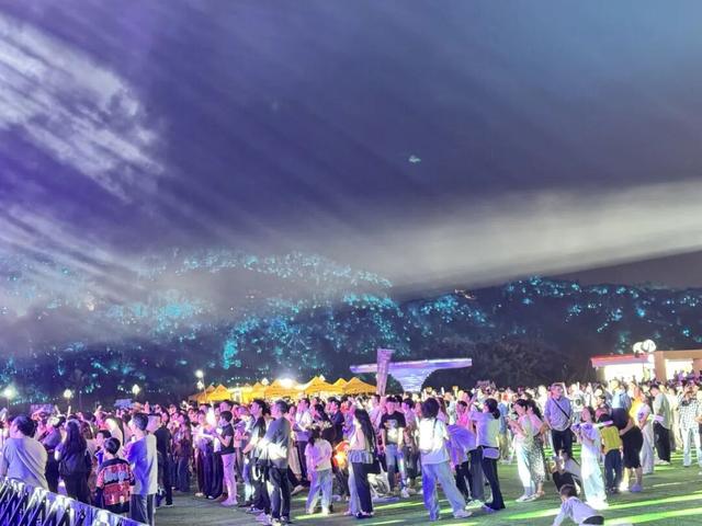 人从众！国庆首日，宜宾“名场面”来了