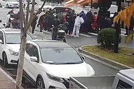 台州街头一老人被困车底！众人15秒抬车救人图片