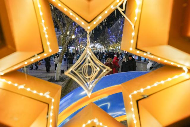 “冰城”百年老街的璀璨冬夜