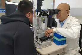 昆明艾维眼科实施胶原交联手术挽救少年视力下降图片