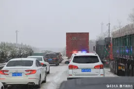 济南遭遇雨雪天气，高速公路积雪结冰行车注意安全图片