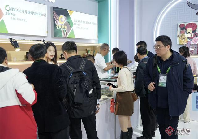 【高清组图】周末人气爆棚！“云品”进博会圈粉八方来客