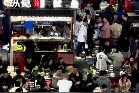 纵览视频｜石家庄年轻人新玩法！下班后“打火车”去正定网红夜市，只要16分钟8块钱，吃完再打回来图片