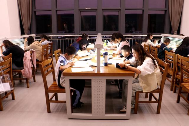 组图丨凉州：不夜书城点亮群众文化生活