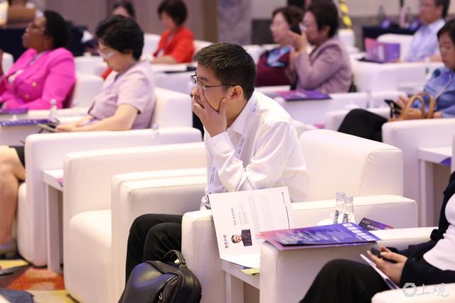 城事｜现身人工智能大会，王兴兴连说“我现在好忙，后面事好多”