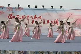 托克逊县郭勒布依乡杏花季专场演出圆满落幕，多彩节目共庆盛典图片