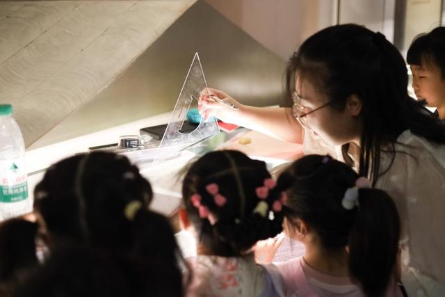 职工亲子共赴宋韵之旅 南星街道总工会“书香宋韵·德寿宫文化寻踪”活动圆满落幕