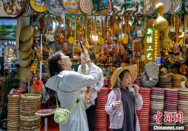 乌鲁木齐：游客大巴扎里看歌舞品美食感受新疆风情
