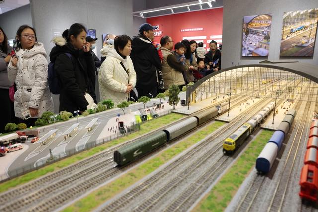 讲述中国火车的历史与荣光，在上海，“火车迷”大饱眼福！