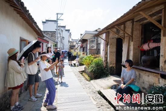 黟县“双节”假期期间“反向旅游”成风尚