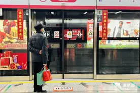 杭州你太会了，地铁个性化新春祝福上线，站台门都贴了春联图片