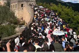 队根本排不完，多地景区紧急通知：售罄！限流！图片