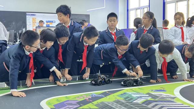 济南市甸柳第一小学学子沉浸式体验人工智能