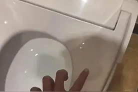 马桶圈上发现烟头烫痕，男子遭酒店索赔上千元，酒店：这是自动清洗新马桶图片