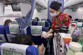 南航空姐将着冰城特色旗袍开展空中服务图片