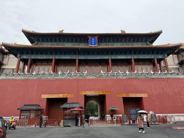 京城秋雨歇又至，游客热情不减