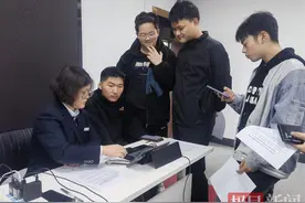 将银行“搬”进校园，为新生激活千余张借记卡图片