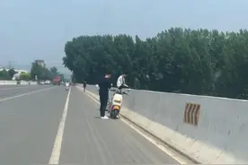 16岁少年坐在沙河大桥护栏上，边打电话边痛哭……图片
