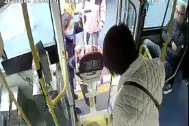 搬抬婴儿车、礼让斑马线…… 公交司机身体力行践行亲情服务图片