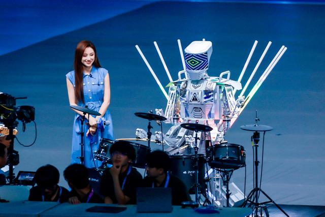 世界人形机器人运动会开幕：胡兵与机器人同场走秀，六只手机器人表演敲鼓