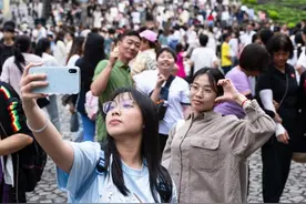 风雨中的热情——澳门迎来“五一”假期首批游客图片