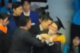 韩高校毕业生被总统警卫强制带离，校友要求尹锡悦道歉图片