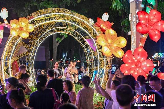 广州：民众游灯会欢度中秋佳节