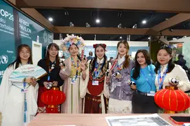 以中国传统文化讲气候故事，中国青年代表在COP29期间进行巡馆活动图片