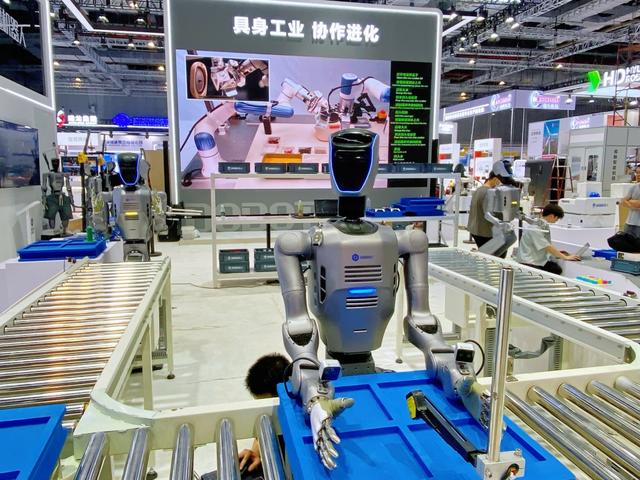 绿色节能变色玻璃、首发首展机器人技术……工博会首日有这些看点